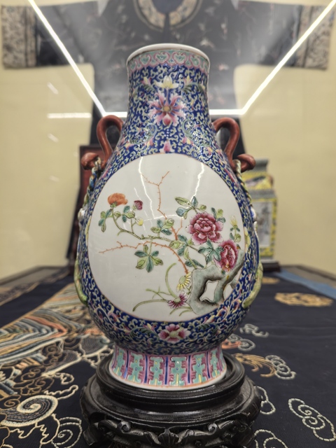 古玩陶瓷藍(lán)地粉彩開光洞石花卉紋如意耳尊拍賣，當(dāng)前價(jià)格8888元