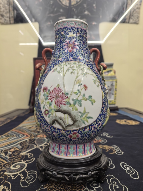 古玩陶瓷藍(lán)地粉彩開光洞石花卉紋如意耳尊拍賣，當(dāng)前價(jià)格8888元