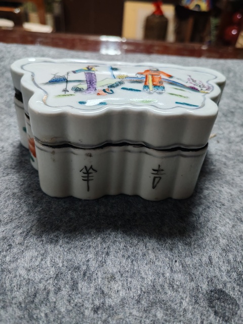 古玩陶瓷人物蓋盒拍賣，當(dāng)前價(jià)格358元