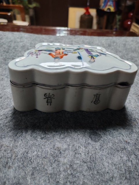 古玩陶瓷人物蓋盒拍賣，當(dāng)前價(jià)格358元