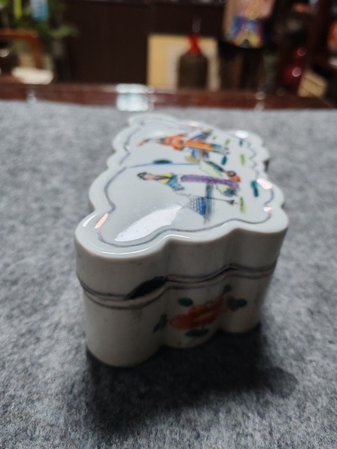 古玩陶瓷人物蓋盒拍賣，當(dāng)前價(jià)格358元