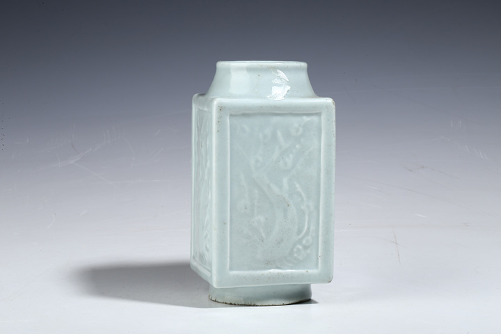古玩陶瓷民國·天藍(lán)釉模印梅花紋琮式瓶拍賣,當(dāng)前價(jià)格3999元