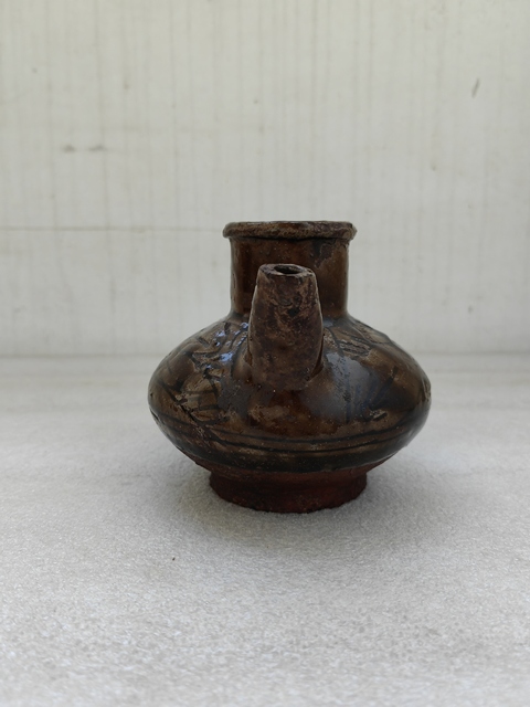 古玩陶瓷褐釉刻花執壺拍賣,當前價格680元