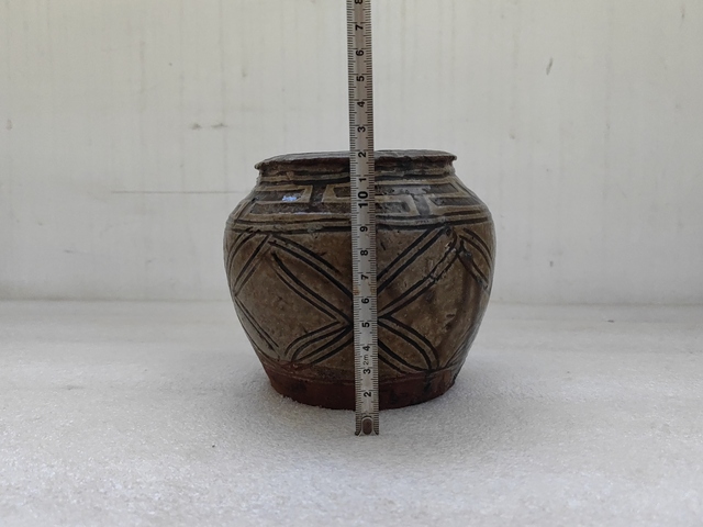 古玩陶瓷褐釉刻花罐拍賣，當前價格450元