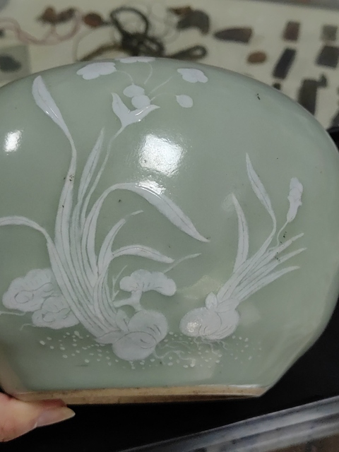 古玩陶瓷晚清豆青釉堆白花卉紋文房水呈拍賣，當前價格4600元