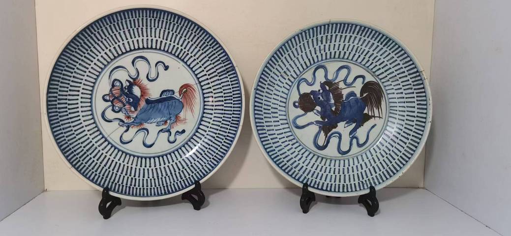 古玩陶瓷兩件清代乾隆青花釉里紅飄帶繡球獅子紋盤拍賣，當前價格2000元