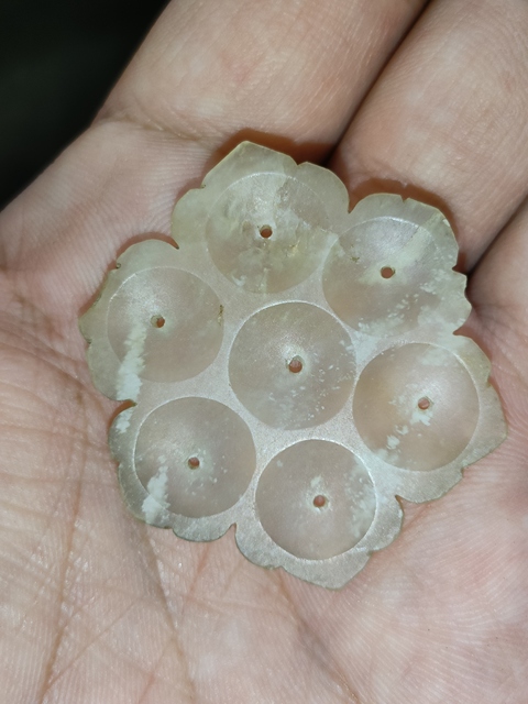 古玩玉器清代，岫玉雕和合人物，鴛鴦，菊花盤拍賣，當前價格299元