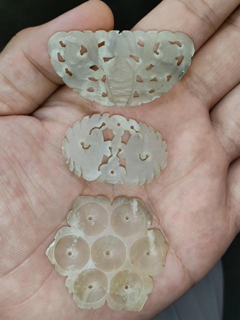 古玩玉器清代，岫玉雕和合人物，鴛鴦，菊花盤拍賣，當前價格299元