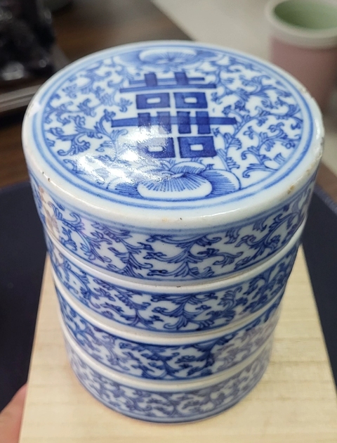 域鉴古玩】清中期青花缠枝莲喜字纹四节盖盒拍卖价格/图片/值多少钱