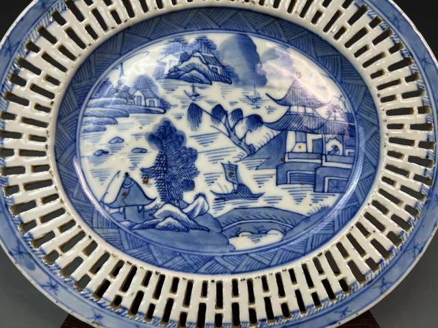 古玩陶瓷清中期青花山水紋鏤空橢圓果籃盤拍賣,當前價格5800元