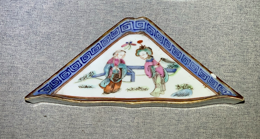 古玩陶瓷【同治·細(xì)路粉彩人物紋角盤】拍賣,當(dāng)前價(jià)格800元