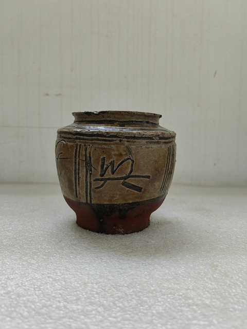 古玩陶瓷黃釉刻花卉紋罐拍賣,當前價格398元