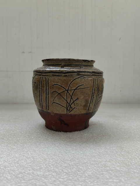 古玩陶瓷黃釉刻花卉紋罐拍賣,當前價格398元