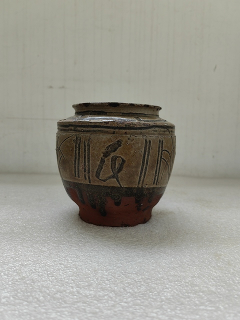古玩陶瓷黃釉刻花卉紋罐拍賣,當前價格398元