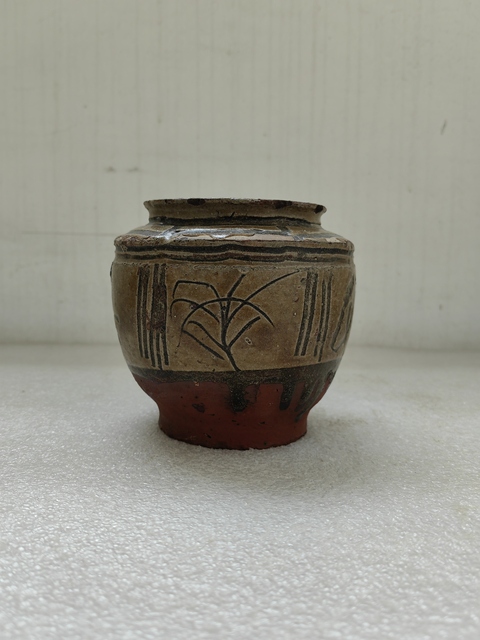 古玩陶瓷黃釉刻花卉紋罐拍賣,當前價格398元