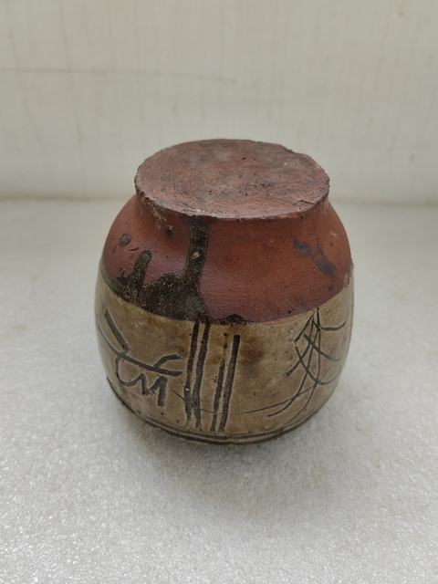 古玩陶瓷黃釉刻花卉紋罐拍賣,當前價格398元