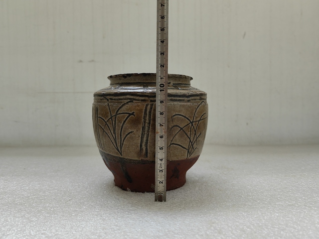 古玩陶瓷黃釉刻花卉紋罐拍賣,當前價格398元