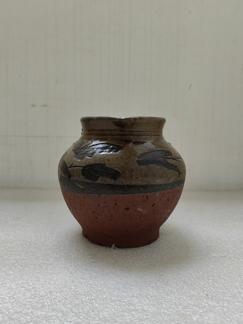 古玩陶瓷黃釉刻花卉紋花澆拍賣，當(dāng)前價(jià)格680元