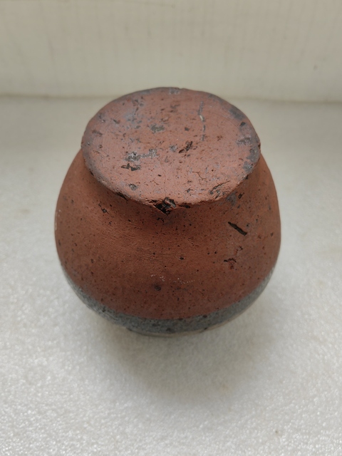 古玩陶瓷黃釉刻花卉紋花澆拍賣，當(dāng)前價(jià)格680元