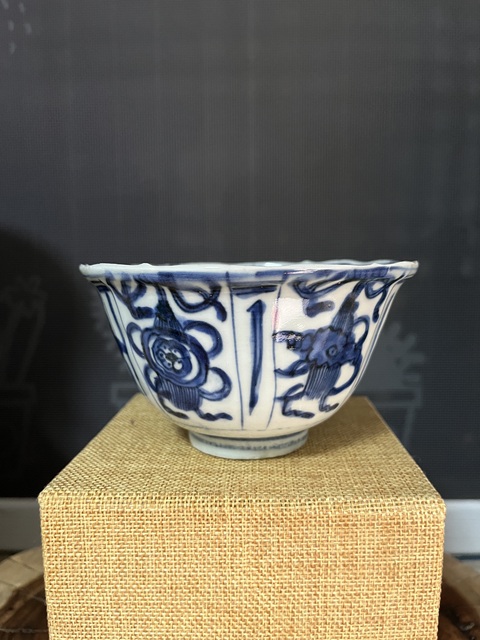 古玩陶瓷明晚期青花八寶紋花口碗拍賣,當(dāng)前價(jià)格1488元