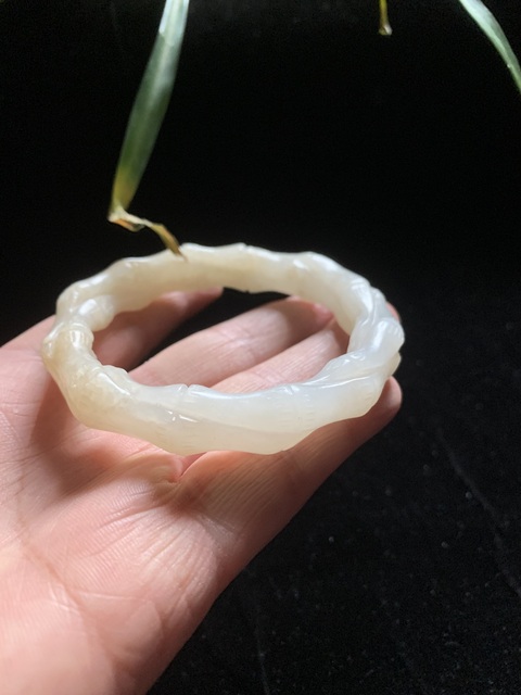 古玩玉器明代和田白玉雕“竹節(jié)紋手鐲”拍賣,當(dāng)前價(jià)格190000元