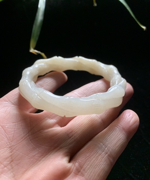 古玩玉器明代和田白玉雕“竹節(jié)紋手鐲”拍賣,當(dāng)前價(jià)格190000元