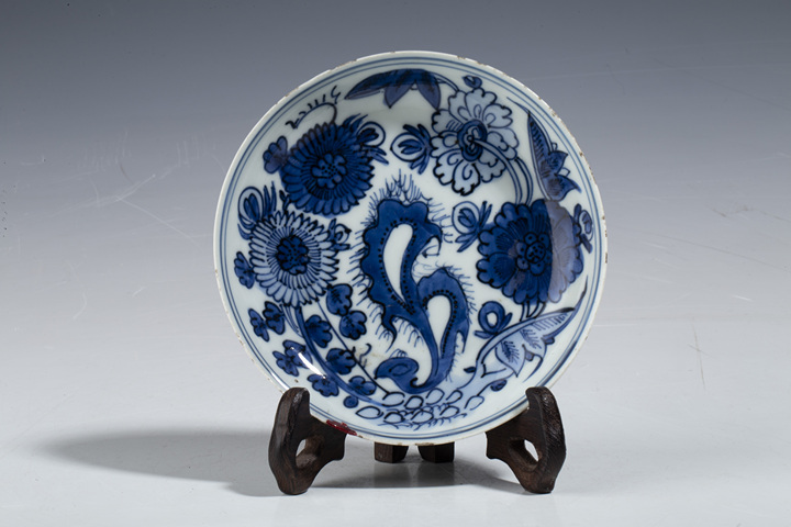 古玩陶瓷明萬歷·青花洞石花卉紋小盤精品拍賣，當前價格6468元