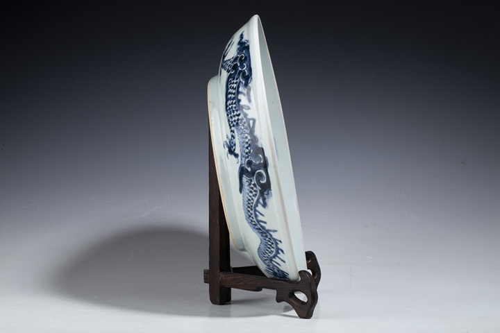 古玩陶瓷清雍正·青花過(guò)墻龍紋盤(pán)拍賣(mài),當(dāng)前價(jià)格50000元