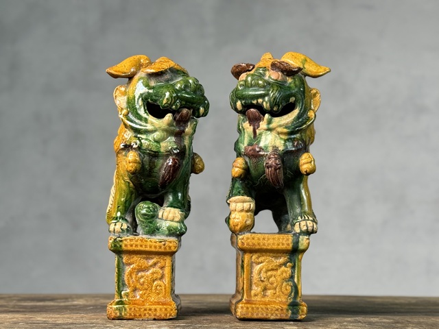 古玩陶瓷清三彩案頭招財(cái)獅拍賣，當(dāng)前價(jià)格2188元