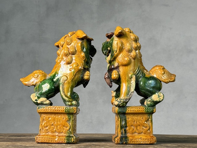 古玩陶瓷清三彩案頭招財(cái)獅拍賣，當(dāng)前價(jià)格2188元