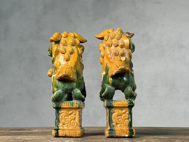 古玩陶瓷清三彩案頭招財(cái)獅拍賣，當(dāng)前價(jià)格2188元