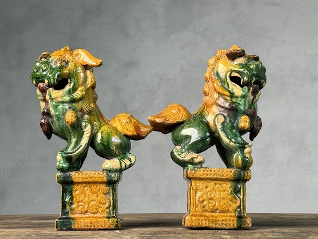 古玩陶瓷清三彩案頭招財(cái)獅拍賣，當(dāng)前價(jià)格2188元