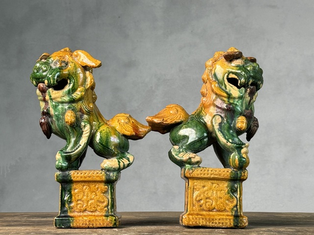 古玩陶瓷清三彩案頭招財(cái)獅拍賣，當(dāng)前價(jià)格2188元