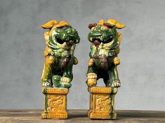 古玩陶瓷清三彩案頭招財(cái)獅拍賣，當(dāng)前價(jià)格2188元