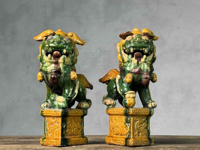 古玩陶瓷清三彩案頭招財(cái)獅拍賣，當(dāng)前價(jià)格2188元