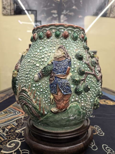 古玩陶瓷珍珠地五彩貼塑無雙譜魚簍尊拍賣,當(dāng)前價(jià)格9888元
