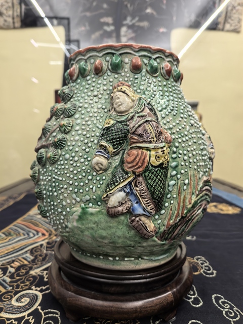 古玩陶瓷珍珠地五彩貼塑無雙譜魚簍尊拍賣,當(dāng)前價(jià)格9888元