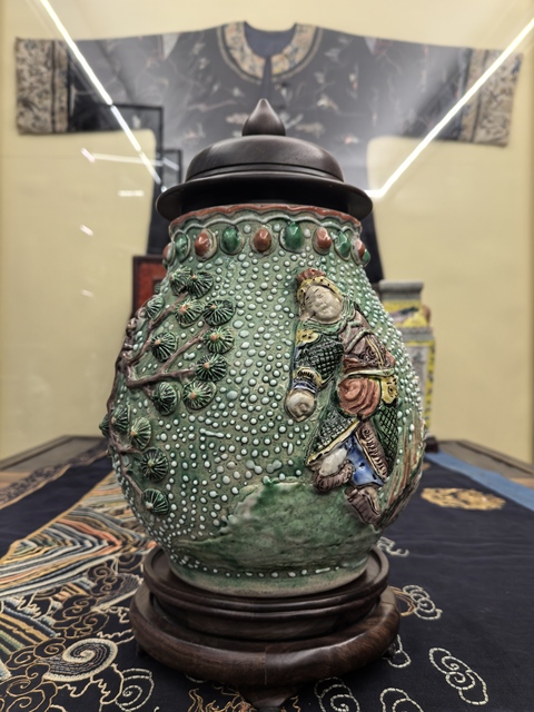 古玩陶瓷珍珠地五彩貼塑無雙譜魚簍尊拍賣,當(dāng)前價(jià)格9888元