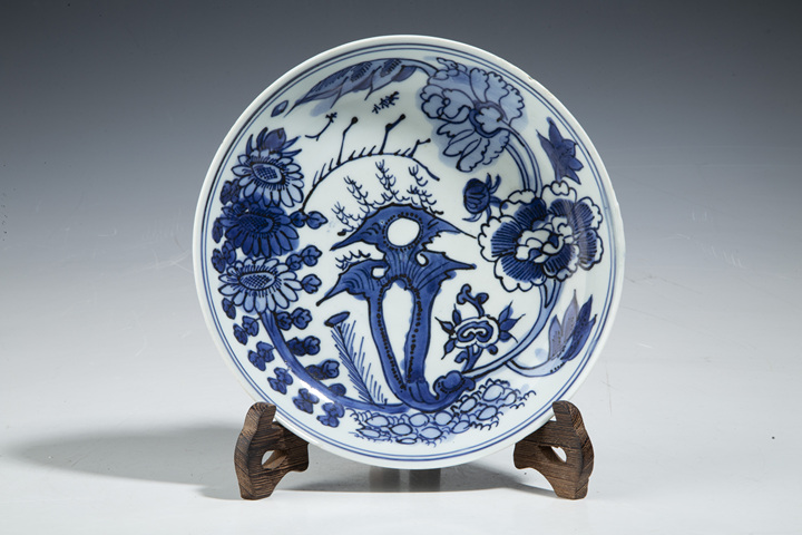 古玩陶瓷青花洞石花卉紋盤 真品鑒賞圖