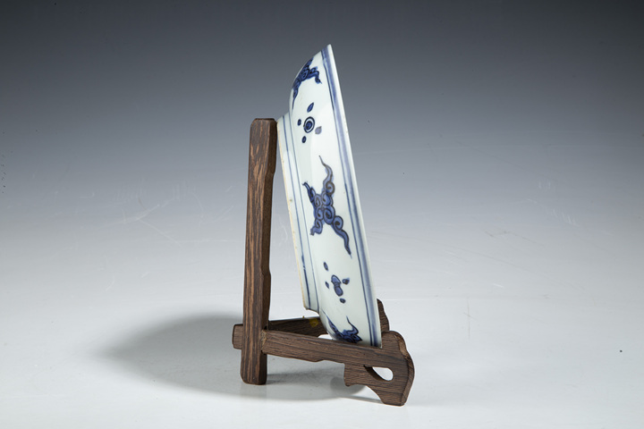 古玩陶瓷青花洞石花卉紋盤 真品鑒賞圖