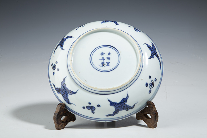 古玩陶瓷青花洞石花卉紋盤 真品鑒賞圖