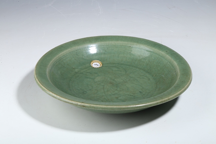 古玩陶瓷明代中期·龍泉青釉刻花大盤拍賣，當(dāng)前價(jià)格5500元
