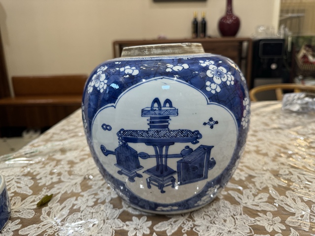 古玩陶瓷青花冰梅開光博古紋罐拍賣，當前價格18500元