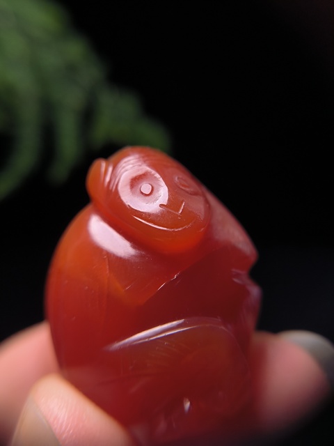 古玩玉器清代通天孔紅瑪瑙“猴墜”拍賣，當(dāng)前價(jià)格2200元
