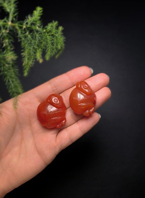 古玩玉器清代通天孔紅瑪瑙“猴墜”拍賣，當(dāng)前價(jià)格2200元