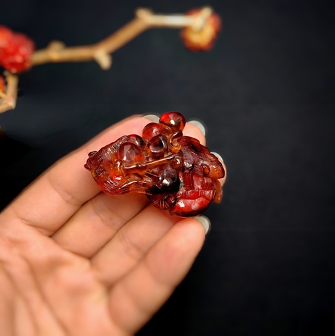 古玩玉器清代琥珀雕“松鼠葡萄”掛墜拍賣，當前價格8000元