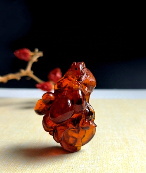 古玩玉器清代琥珀雕“松鼠葡萄”掛墜拍賣，當前價格8000元