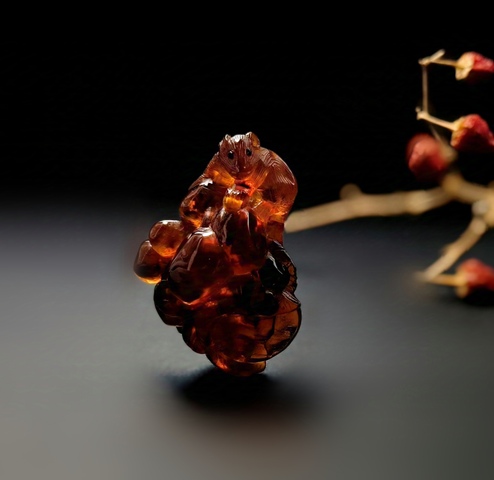 古玩玉器清代琥珀雕“松鼠葡萄”掛墜拍賣，當前價格8000元