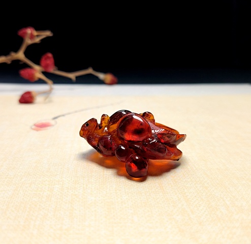 古玩玉器清代琥珀雕“松鼠葡萄”掛墜拍賣，當前價格8000元