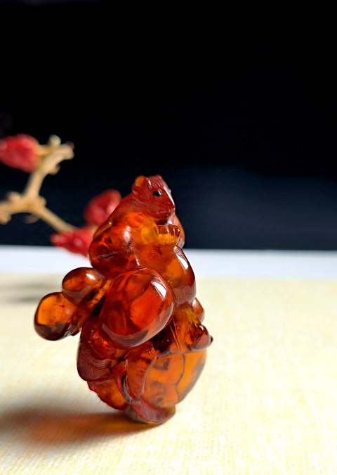 古玩玉器清代琥珀雕“松鼠葡萄”掛墜拍賣，當前價格8000元